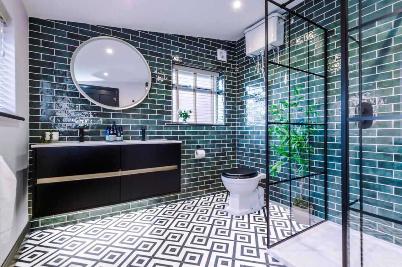 Exquisite Home In Windsor By Casa By Grace, Near Legoland, Perfect For Large Groups, Pet Friendly, Free Parking, Sleeps 7-9! מראה חיצוני תמונה